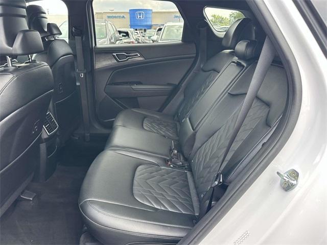 Photo of 2023 Glacier White Pearl Kia Sportage