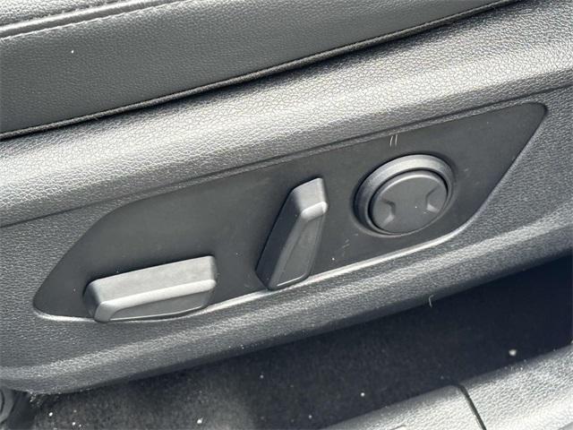 Photo of 2023 Glacier White Pearl Kia Sportage