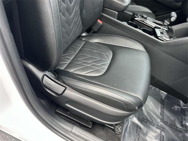 Photo of 2023 Glacier White Pearl Kia Sportage