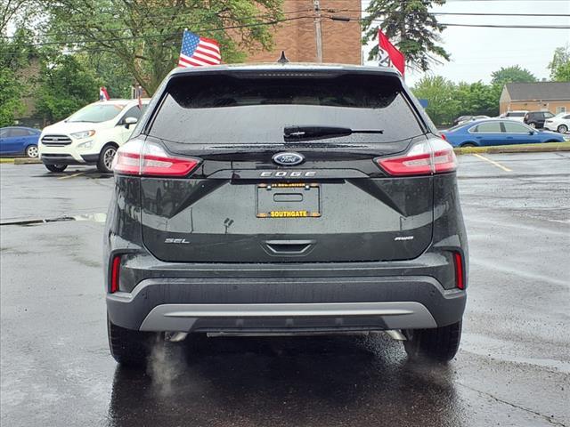 Photo of 2023 Green Ford Edge