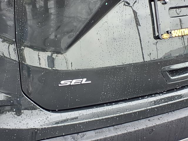 Photo of 2023 Green Ford Edge