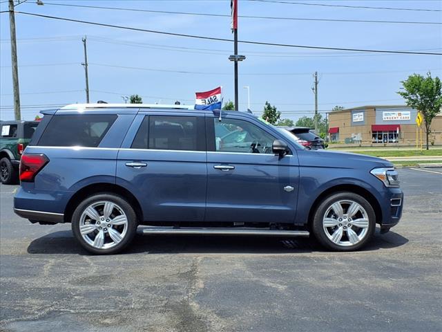 Photo of 2023 Infinite Blue Metallic Tinted Clearcoat Ford Expedition