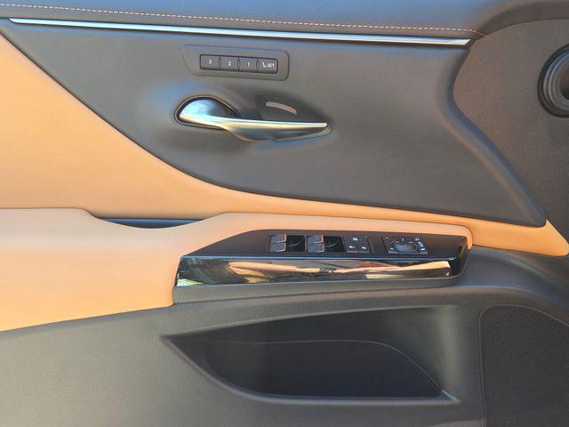 Photo of 2025 Obsidian Lexus ES 350