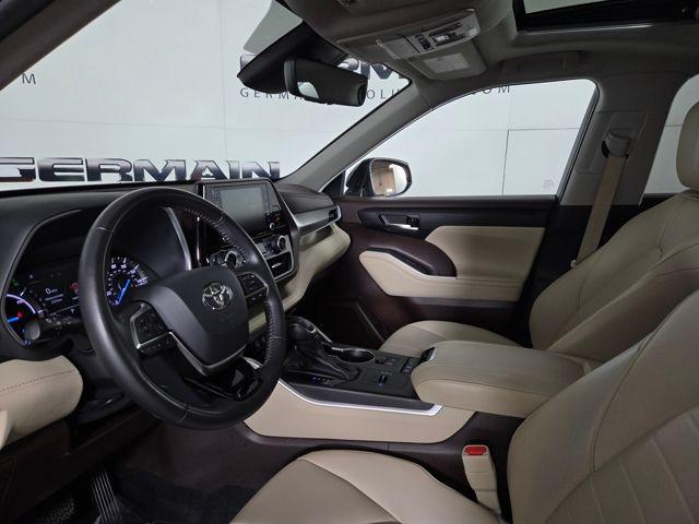 Photo of 2021 Midnight Black Metallic Toyota Highlander Hybrid