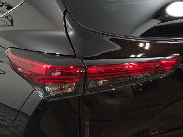 Photo of 2021 Midnight Black Metallic Toyota Highlander Hybrid
