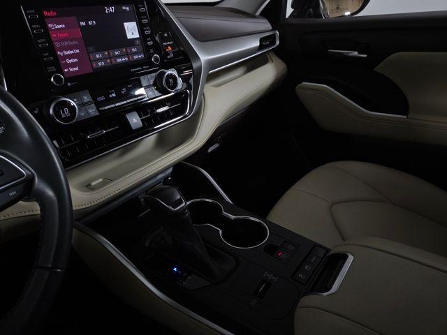 Photo of 2021 Midnight Black Metallic Toyota Highlander Hybrid