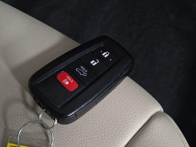 Photo of 2021 Midnight Black Metallic Toyota Highlander Hybrid