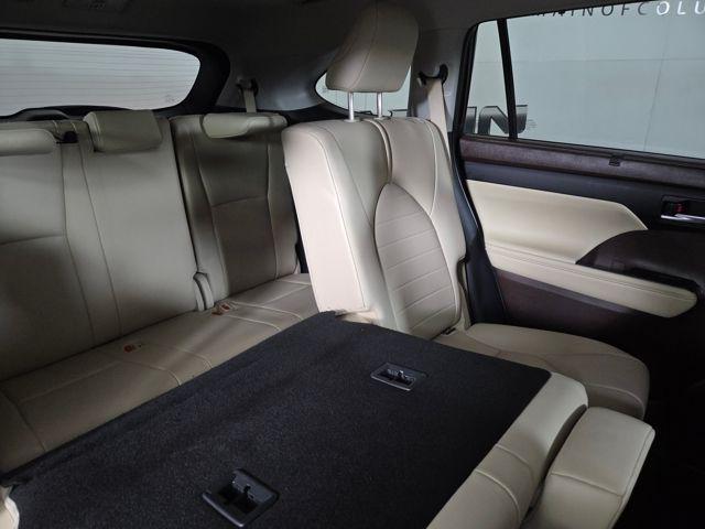 Photo of 2021 Midnight Black Metallic Toyota Highlander Hybrid