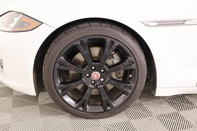 Photo of 2018 Fuji White Jaguar XJ