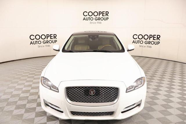 Photo of 2018 Fuji White Jaguar XJ