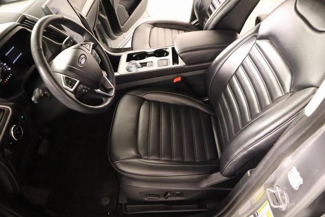 Photo of 2024 Silver Metallic Ford Edge