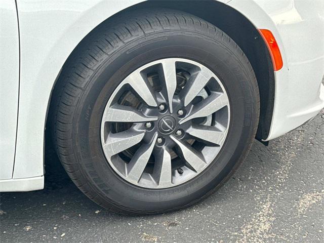 Photo of 2023 Bright White Clearcoat Chrysler Pacifica Hybrid