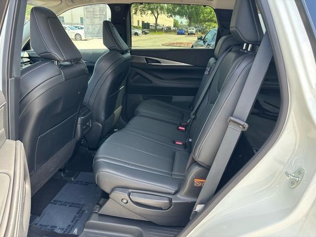 Photo of 2024 Majestic White INFINITI QX60