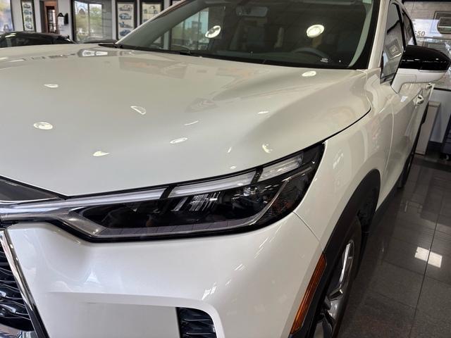 Photo of 2024 Majestic White INFINITI QX60
