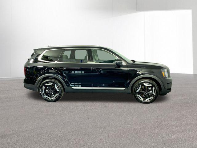 Photo of 2025 Ebony Black Kia Telluride