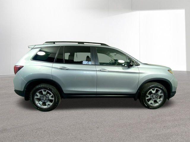 Photo of 2023 Lunar Silver Metallic Honda Passport