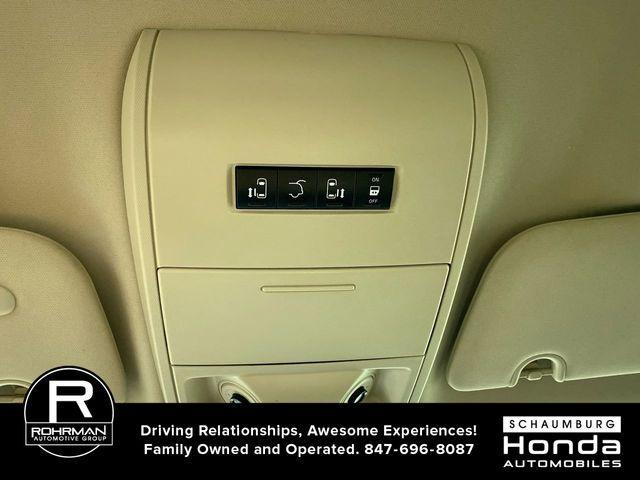 Photo of 2016 True Blue Pearlcoat Chrysler Town & Country