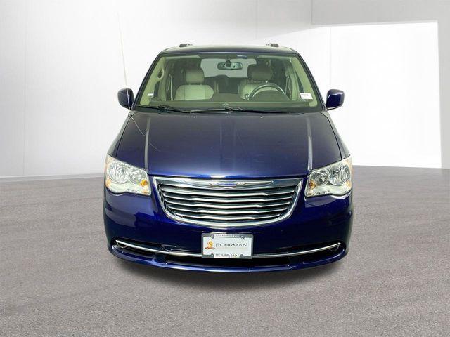 Photo of 2016 True Blue Pearlcoat Chrysler Town & Country