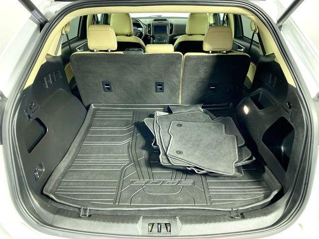 Photo of 2020 Oxford White Ford Edge