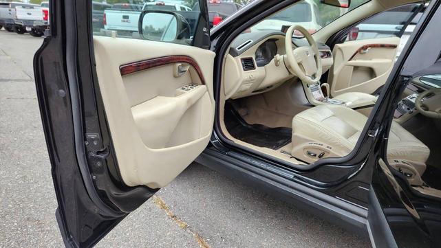 Photo of 2008 Black Volvo XC70