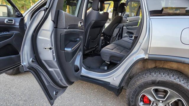 Photo of 2015 Gray Jeep Grand Cherokee