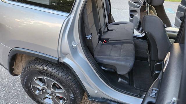 Photo of 2015 Gray Jeep Grand Cherokee