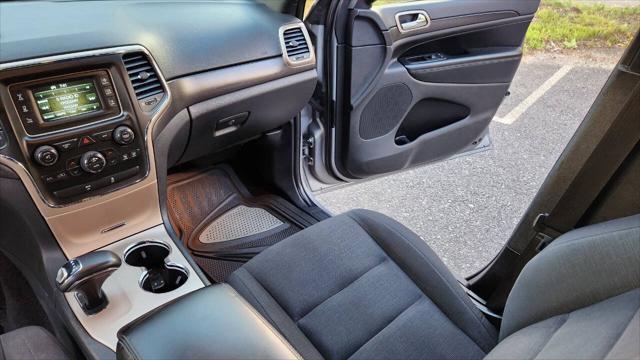 Photo of 2015 Gray Jeep Grand Cherokee