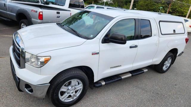 Photo of 2011 Super White Toyota Tundra