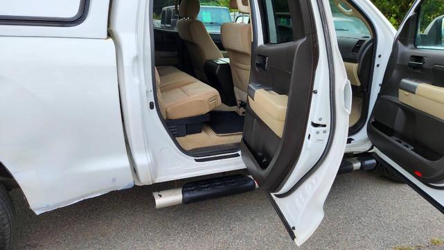 Photo of 2011 Super White Toyota Tundra