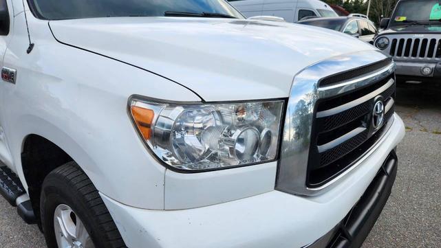 Photo of 2011 Super White Toyota Tundra