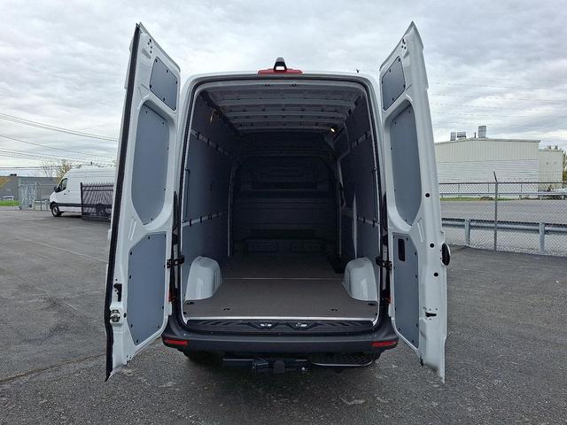 Photo of 2025 Arctic White - 9147 Mercedes-Benz Sprinter 2500