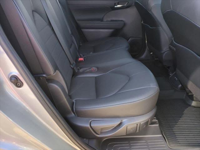 Photo of 2021 Celestial Silver Metallic Toyota Highlander