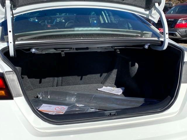 Photo of 2025 Glacier White Nissan Altima
