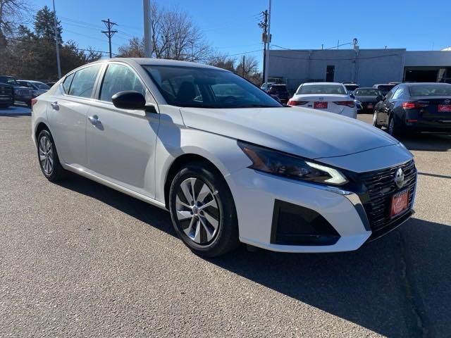 Photo of 2025 Glacier White Nissan Altima