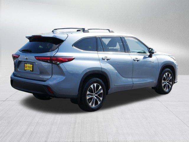 Photo of 2021 Moon Dust Toyota Highlander Hybrid