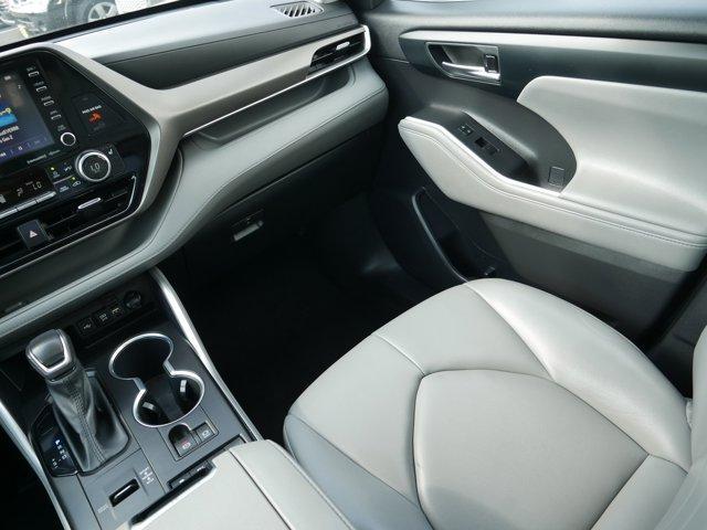 Photo of 2021 Moon Dust Toyota Highlander Hybrid