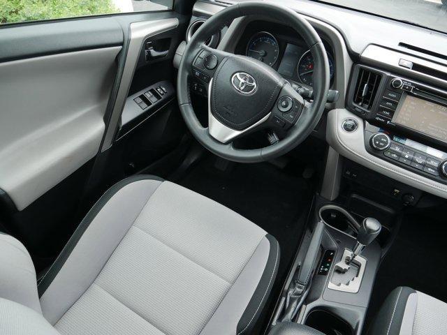 Photo of 2018 Super White Toyota RAV4
