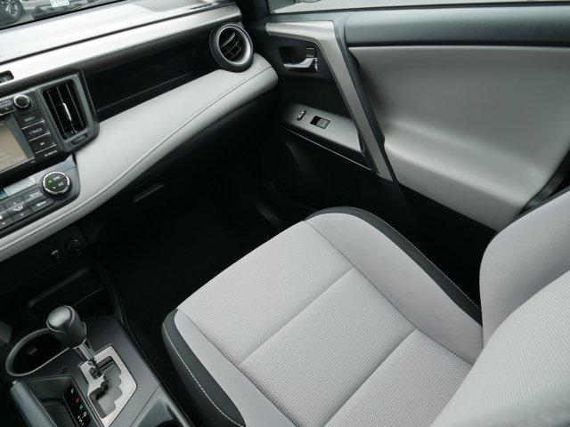 Photo of 2018 Super White Toyota RAV4
