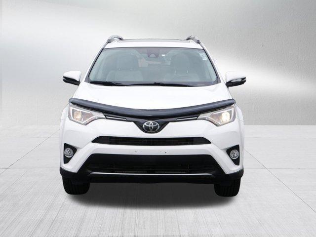 Photo of 2018 Super White Toyota RAV4
