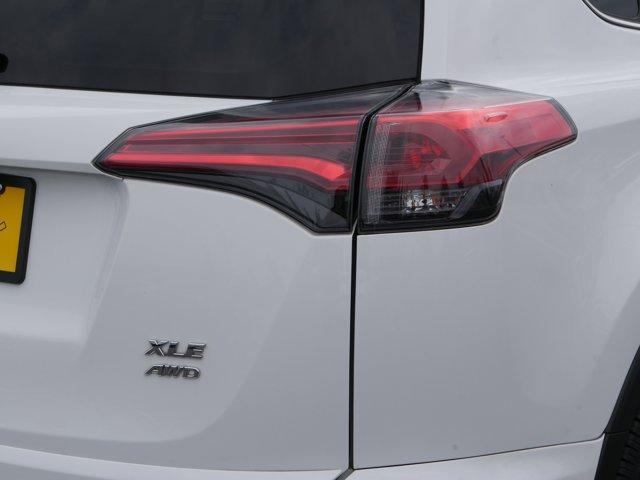 Photo of 2018 Super White Toyota RAV4