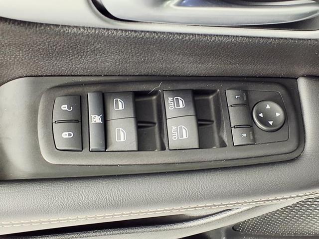 Photo of 2024 Bright White Clearcoat Chrysler Pacifica