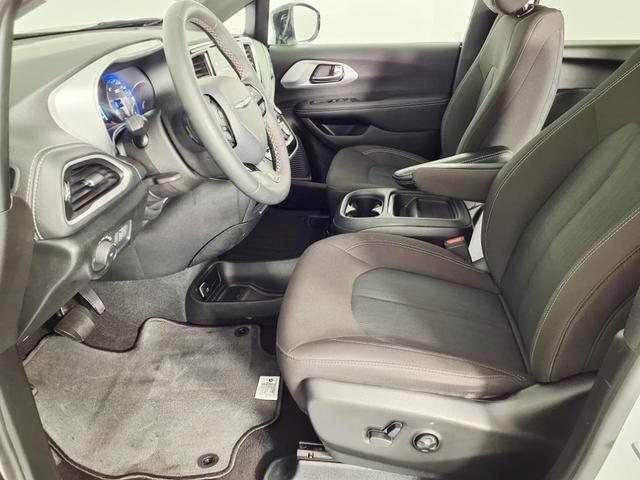 Photo of 2024 Bright White Clearcoat Chrysler Pacifica
