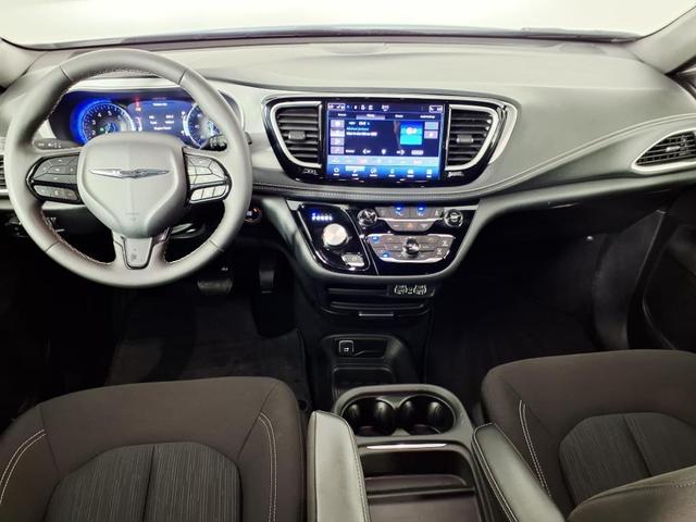 Photo of 2024 Bright White Clearcoat Chrysler Pacifica