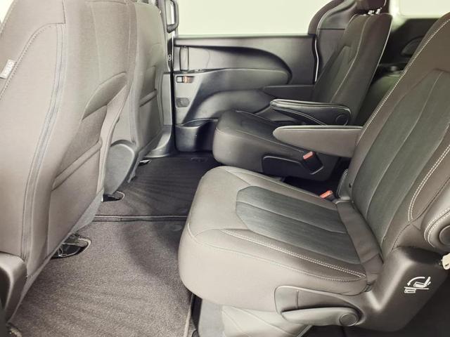 Photo of 2024 Bright White Clearcoat Chrysler Pacifica