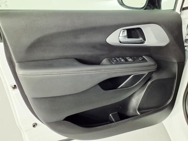 Photo of 2024 Bright White Clearcoat Chrysler Pacifica