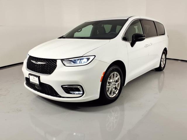 Photo of 2024 Bright White Clearcoat Chrysler Pacifica