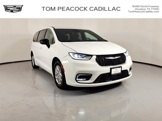 Photo of 2024 Bright White Clearcoat Chrysler Pacifica