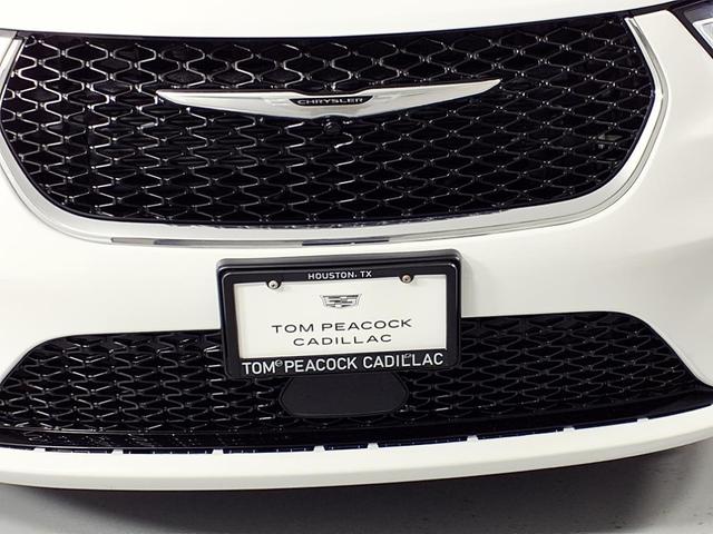 Photo of 2024 Bright White Clearcoat Chrysler Pacifica