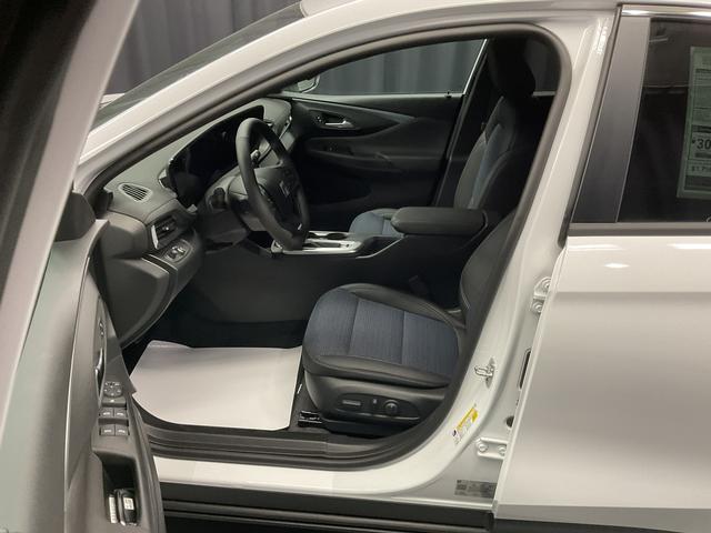 Photo of 2025 Summit White Buick Envista