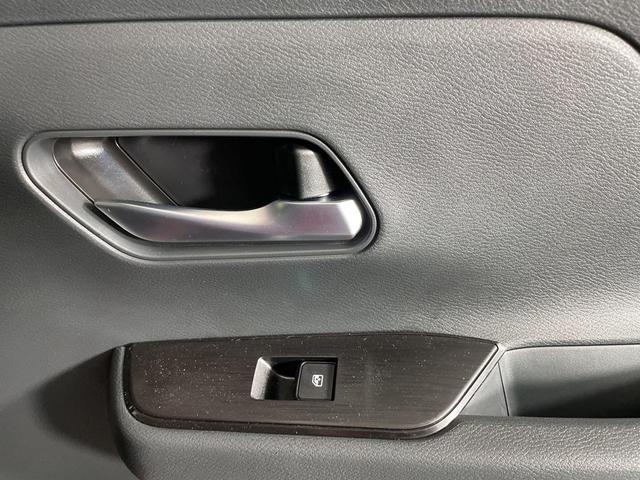 Photo of 2025 Scarlet Ember Tintcoat/Super Black Nissan Kicks